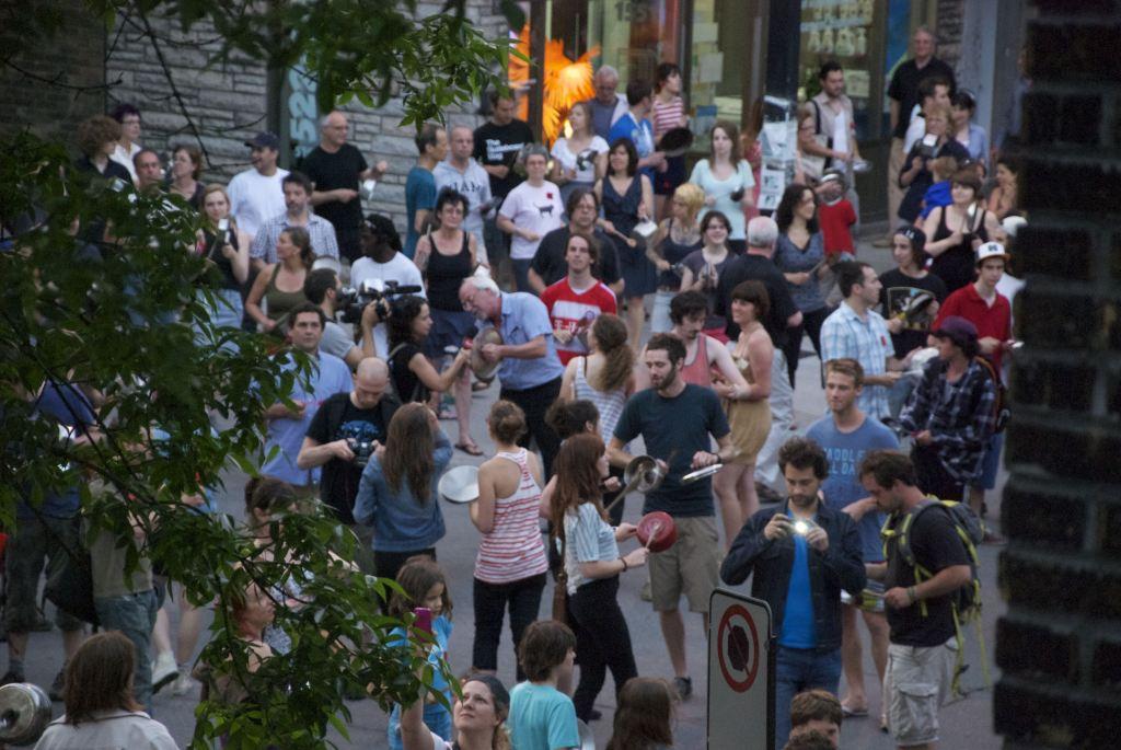 Les casseroles avenue Laurier. Charest t’es cuit, les casseroles sont là !