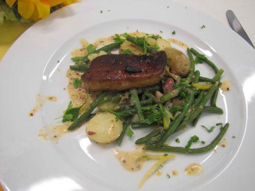 Salade liégeoise, foie gras poêlé, jus à la moutarde ancienne et citron confit