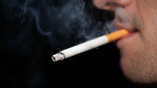 Un virus dans les cigarettes Un homme fume