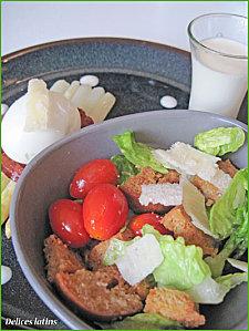 Asperges poêlées, oeuf mollet sur pancetta grillée, sauce et salade parmesan