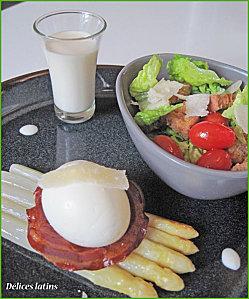 Asperges poêlées, oeuf mollet sur pancetta grillée, sauce et salade parmesan