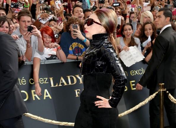Photos : Lady Gaga bloque les Champs-Elysées pour promouvoir son parfum 