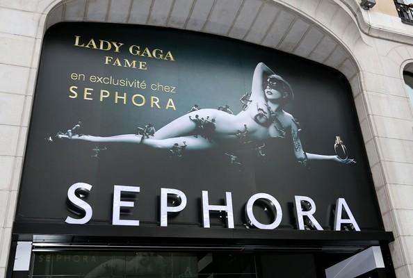 Photos : Lady Gaga bloque les Champs-Elysées pour promouvoir son parfum 