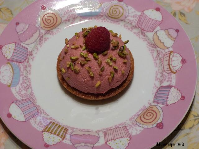 Bavarois à la framboise sur fiancier pistaché / Raspberry bavarian cream on a pistachio cake