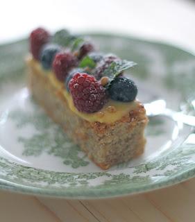 Finger aux noisettes , lemon curd et fruits rouges Finger aux noisettes , lemon curd et fruits rouges