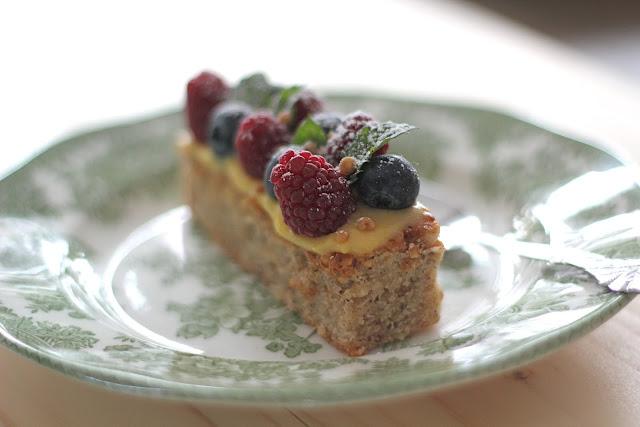Finger aux noisettes , lemon curd et fruits rouges Finger aux noisettes , lemon curd et fruits rouges