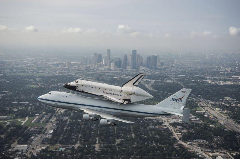 Dernier envol. Accrochée à un Boeing 747, la navette spatiale Endeavour a décollé de Floride mercredi pour la dernière fois afin de se rendre en Californie où l'attend sa nouvelle vie, celle de pièce de musée. Après deux jours d'attente, le temps pour la météo de redevenir favorable, l'avion spécialement modifié pour l'occasion a quitté le centre spatial Kennedy de Cap Canaveral peu après l'aube, première étape d'un voyage de trois jours en direction de la côte ouest des Etats-Unis. Endeavour avait été construite afin de remplacer Challenger, détruite en 1986 au cours d'un accident au décollage qui a coûté la vie aux sept astronautes de son équipage. Elle a effectué 25 vols, dont 12 pour construire et équiper la station spatiale internationale (ISS). Elle va maintenant être exposée au Centre spatial de Californie et devrait être ouverte aux visiteurs à partir du 30 octobre.