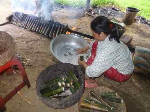 Cambodgetour gâteau riz bambou-6 Riz au bambou