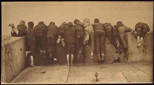 Frank Meadow Sutcliffe, Excitement, 1888, tirage platine, 14.6x20.5cm b L’oeil d’Helmut Gernsheim