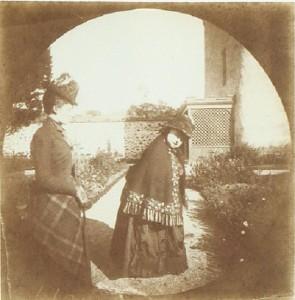 Queen consort Alexandra, Queen Victoria and Princess Victoria in the garden at Abergeldie, Scotland, autumn 1900, 6.7x6.7cm L’oeil d’Helmut Gernsheim