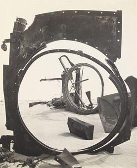 Cecil Beaton, Tank Debris, after the Battle, Sidi Rezegh, Lybia, 1942, 20.5x18.7cm b L’oeil d’Helmut Gernsheim