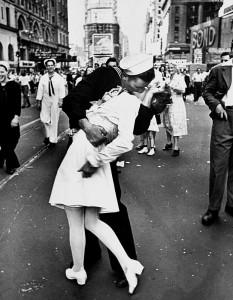 A jubilant American sailor clutching a w L’oeil d’Helmut Gernsheim