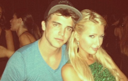 Paris Hilton s’éclate avec son nouveau copain Paris Hilton s’éclate avec son nouveau copain