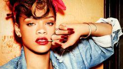 Rihanna vomit en plein milieu d’une boîte de nuit Rihanna vomit en plein milieu d’une boîte de nuit