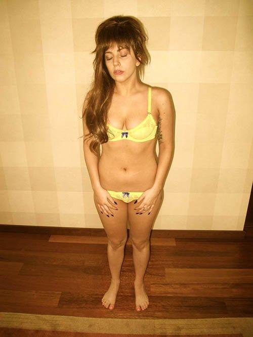 Photos : Lady Gaga nue sur Twitter répond aux critiques
