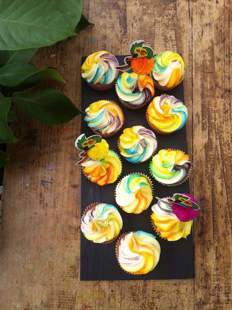 Petits cupcakes tropicaux pour redonner le sourire instantanement (little tropical cupcakes to bring an instant smile on someone's face)
