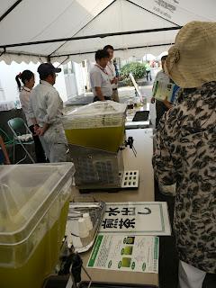 Au Centre de Recherche de Kanaya Au Centre de Recherche de Kanaya