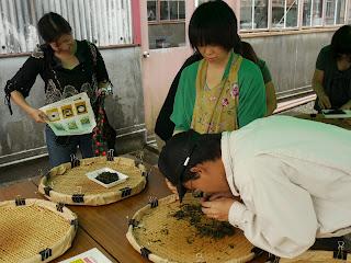 Au Centre de Recherche de Kanaya Au Centre de Recherche de Kanaya