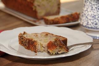 Cake rustique à la rhubarbe, aux fleurs d'acacias & au sésame Cake rustique à la rhubarbe, aux fleurs d'acacias & au sésame