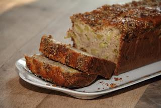 Cake rustique à la rhubarbe, aux fleurs d'acacias & au sésame Cake rustique à la rhubarbe, aux fleurs d'acacias & au sésame