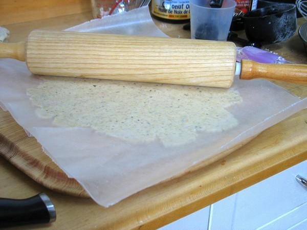 aplatir pâte brisée sans gluten entre feuilles papier ciré