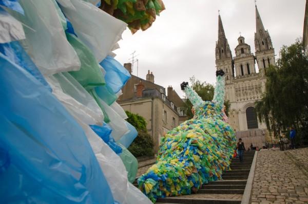 f5-600x397 Florentijn Hofman : sculptures en sachets