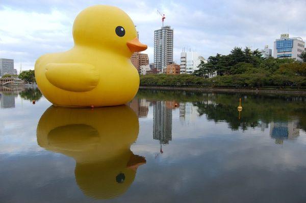 giant-inflatable-rubber-ducky-florentijn-hofman-osaka-japan-4 Florentijn Hofman : sculptures en sachets