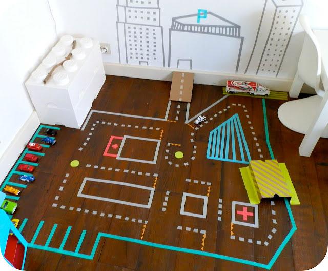 Un circuit de voitures en Masking Tape Un circuit de voitures en Masking Tape