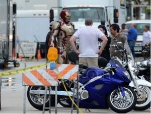 iron-man-3-armor-robert-downey-jr Robert Downey Jr. de retour sur le tournage de Iron Man 3