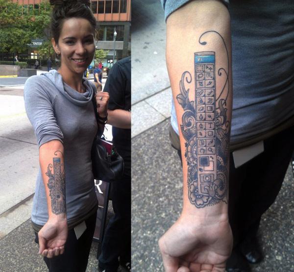 Elle se fait tatouer la barre d’outils Photoshop sur l’avant-bras