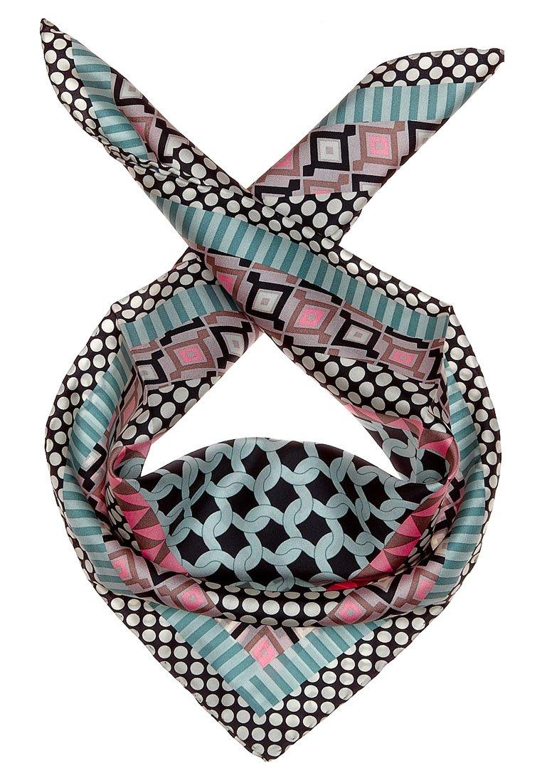 Un style qui ne fait pas tapisserie / A style to never be a wallflower Un style qui ne fait pas tapisserie / A style to never be a wallflower