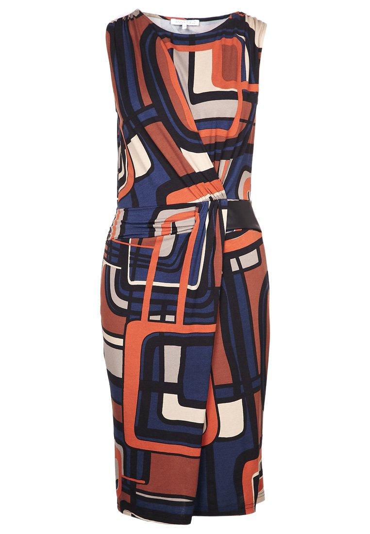 Un style qui ne fait pas tapisserie / A style to never be a wallflower Un style qui ne fait pas tapisserie / A style to never be a wallflower