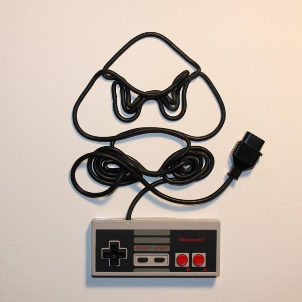 Des personnages de jeux vidéo représentés à l’aide du câble d’une manette NES