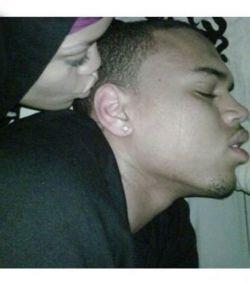 Rihanna et Chris Brown flirtent dans les toilettes d'un club Rihanna et Chris Brown flirtent dans les toilettes d'un club