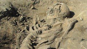 300 tombes saxonnes mises au jour à Ipswich
