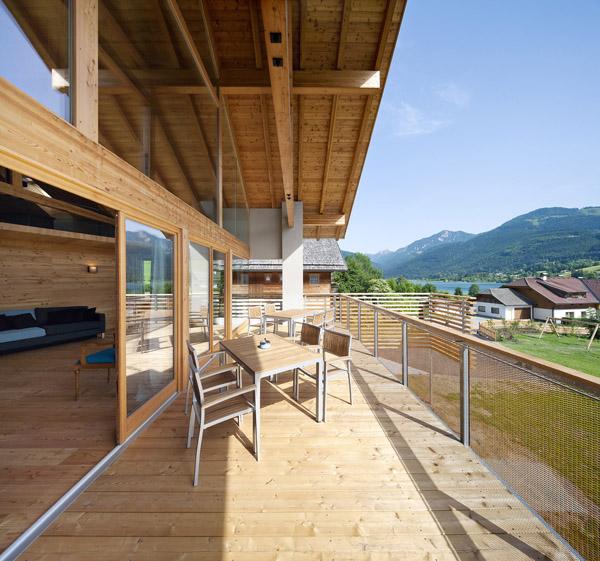 Architecture traditionnelle et contemporaine sur les bords d’un lac autrichien