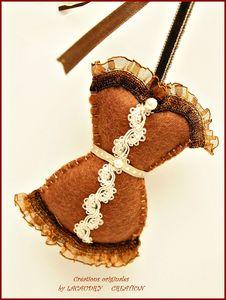 Toujours dans la feutrine et la dentelle bijoux de sac corset caramel et beige devant