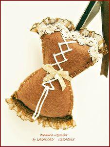 Toujours dans la feutrine et la dentelle bijoux de sac caramel et beige dos 2