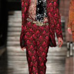 Le tailleur-pantalon imprimé ? Tendance. Le tailleur-pantalon imprimé ? Tendance.