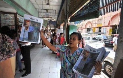 Vers la fin des “canards laquais”! De retour d'exil, les journalistes birmans veulent construire une presse libre.