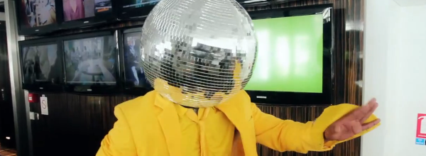 The Mirror Ball Man, le mec qui sauve tes soirées... Capture d’écran 2012-09-17 à 17.41.46.png