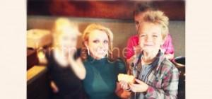  Photo : Britney Spears pose avec une fan