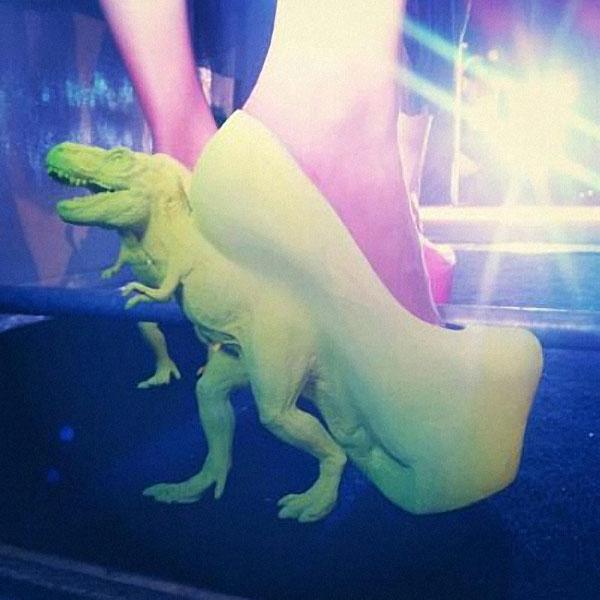 Qui est le designer de ces souliers T-Rex