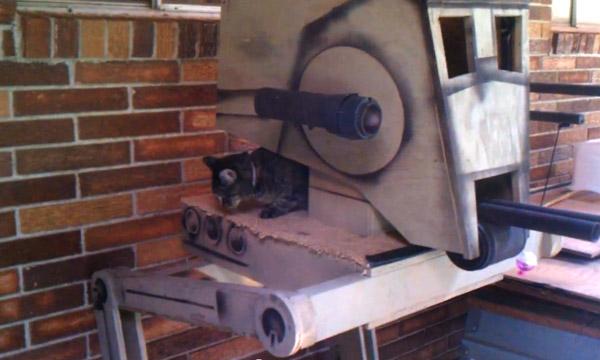 Star-Wars-AT-ST-cat-playhouse02 Il construit un Bipode de Star Wars pour son chat