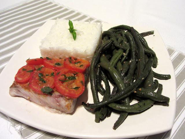 Perche du Nil et sa poivronade au piment d'Espelette accompagnée de haricots saveur méditerrannéenne Perche du Nil et sa poivronade au piment d'Espelette accompagnée de haricots saveur méditerrannéenne