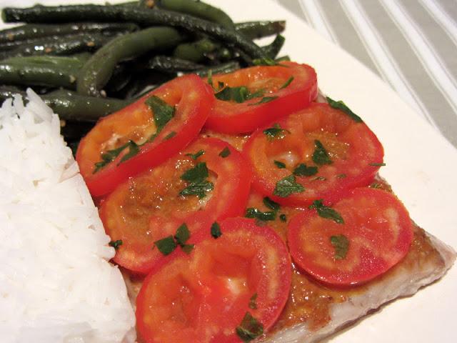 Perche du Nil et sa poivronade au piment d'Espelette accompagnée de haricots saveur méditerrannéenne Perche du Nil et sa poivronade au piment d'Espelette accompagnée de haricots saveur méditerrannéenne