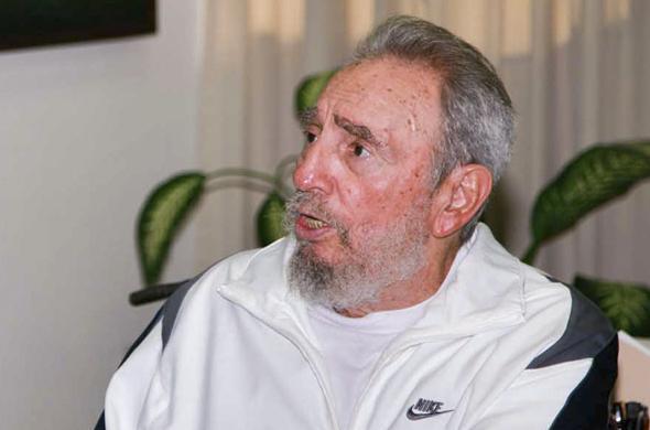 Le dirigeant cubain Fidel Castro lors d'une visite dans un institut scientifique de La Havane le 7 juillet 2010.