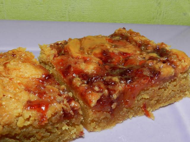 BLONDIES CONFITURE & BEURRE DE CACAHUETES BLONDIES CONFITURE & BEURRE DE CACAHUETES