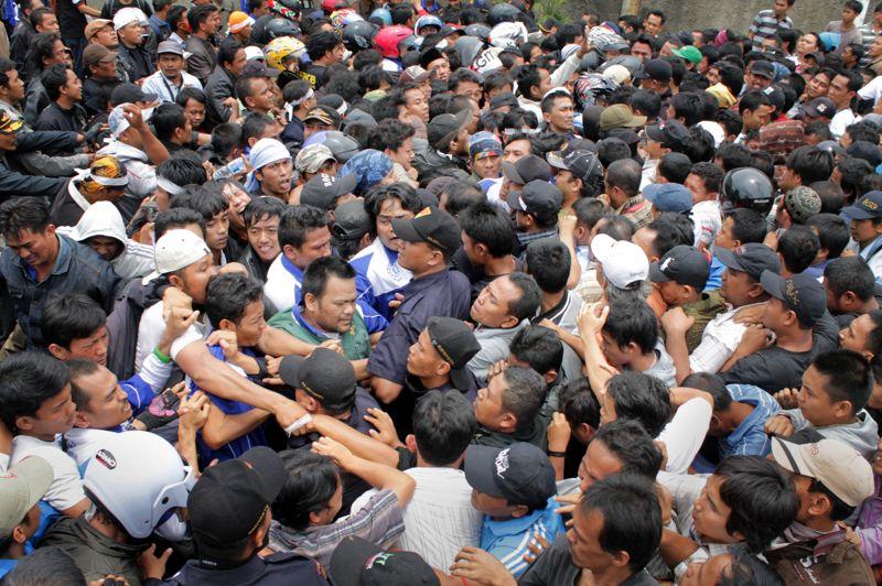 En colère. A Tangerang, la banlieue industrielle de la capitale indonésienne, on licencie à tour de bras. Ce jeudi, plus de 1300 salariés de l'usine Panarub Dwikarya, près de Jakarta, qui fabrique des chaussures pour Adidas, ont violemment protesté contre leur licenciement. Les anciens employés réclament d'être réintégrés, dénonçant leur licenciement, intervenu en juillet, juste après avoir fait une grève pour réclamer l'alignement de leur paie sur l'augmentation légale du salaire minimum. L'industrie du sport a montré ces derniers mois et en particulier en Indonésie, une réelle volonté d'enfin respecter les droits des travailleurs. Mais ces derniers ne sont pas au bout de leurs efforts: de graves violations de leurs droits se perpétuent encore de manière systémique.