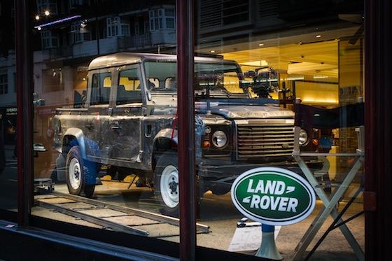 Le Land Rover Defender Skyfall dans la vitrine d’Harrods